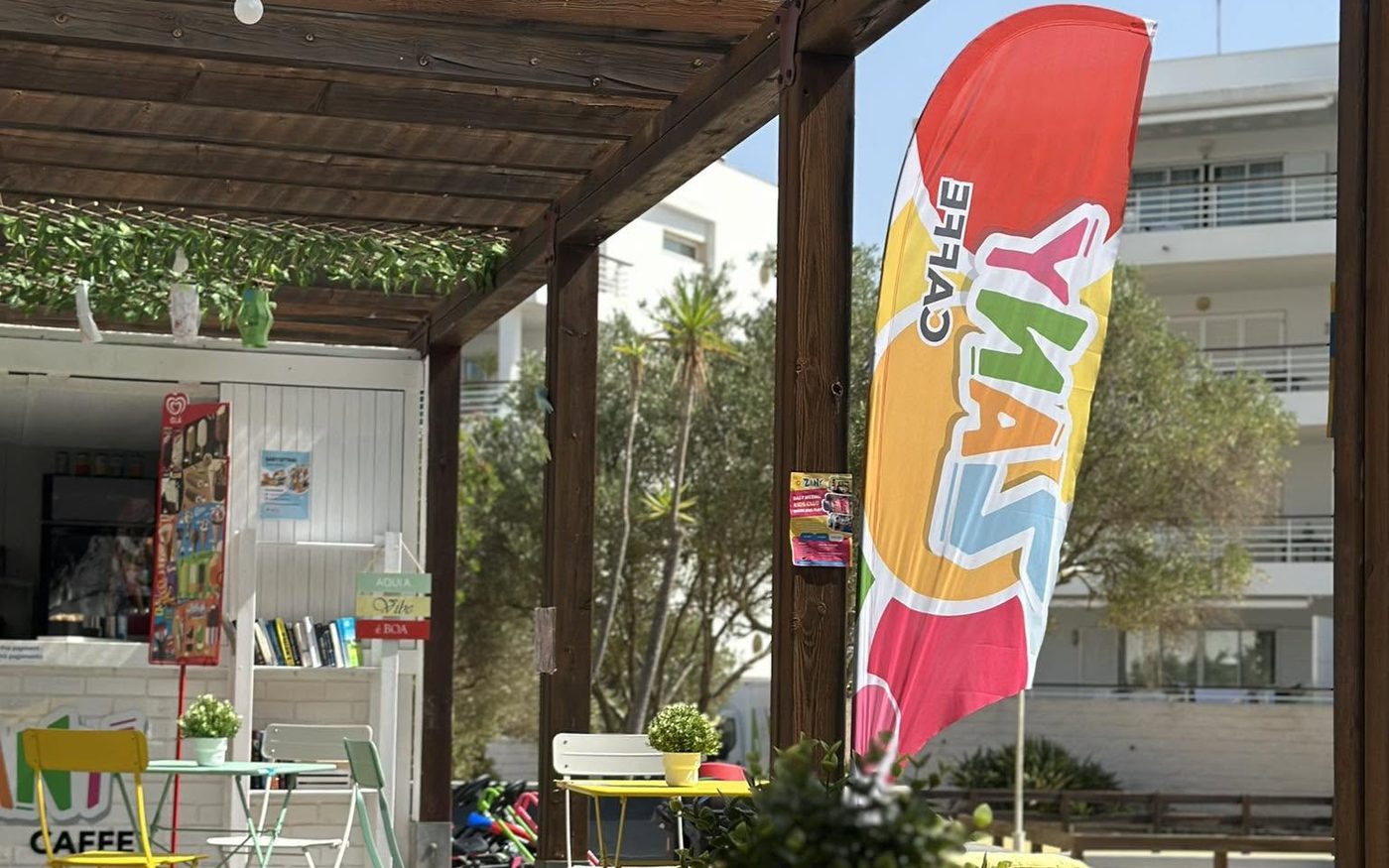 The Zany Caffè kiosk and seating under the pergola